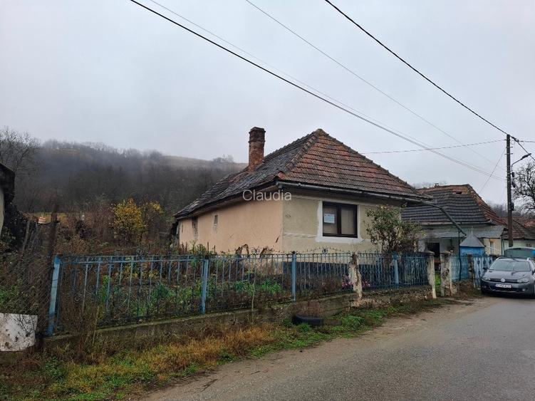 Casa de vânzare compusa din 3 camere, veranda, baie ,cu utilități: apa, canaliza