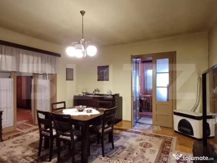 Casa renovabila cu 2 spatii comerciale, 416.6 mp, teren de 7 - 7