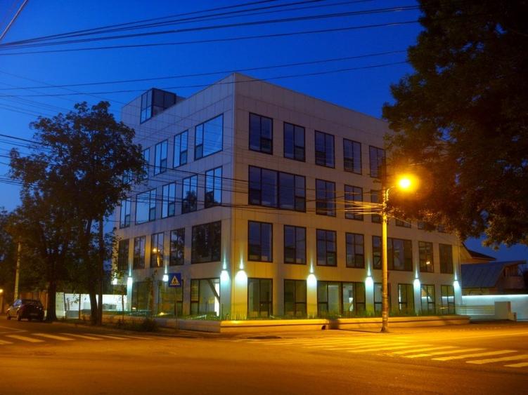 Spatiu birouri de inchiriat -  1/2 din etajul 1 + locuri de parcare - 1