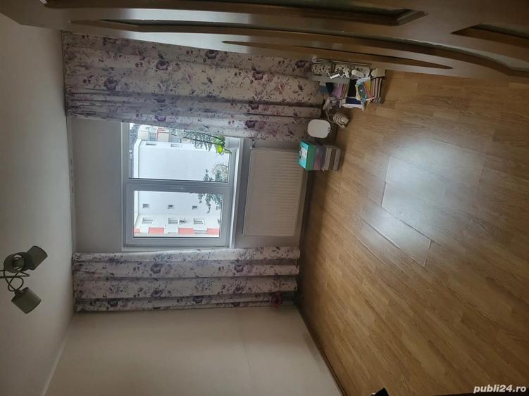 Persoana fizica vand apartament cu 3 camere ,etaj 3 4, decomandat, zona foarte lini?tita - 7