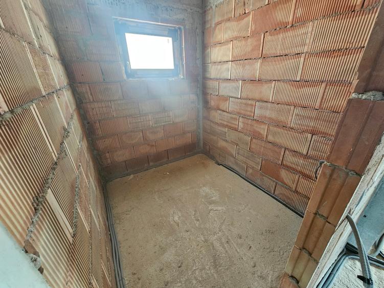 Duplex cu 6 camere cu Canalizare în Central