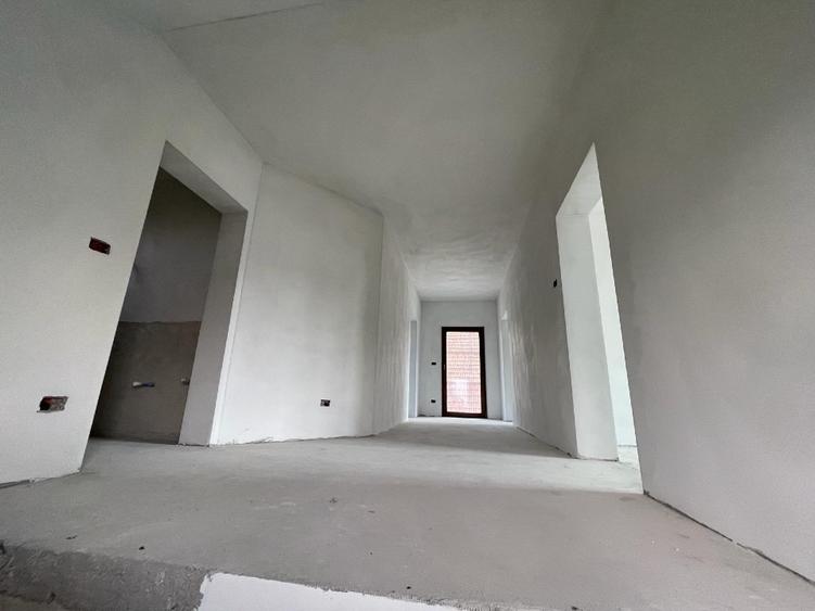 Casă individuală cu 5 camere cu Teren 975 Mp în Central