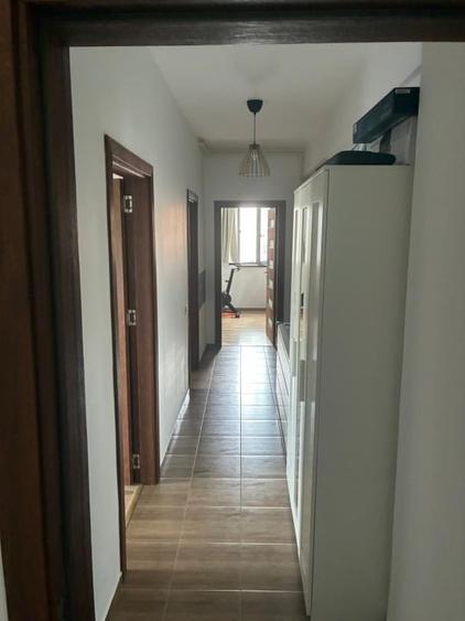 Apartament cu 3 camere decomandat, mobilat în Titan