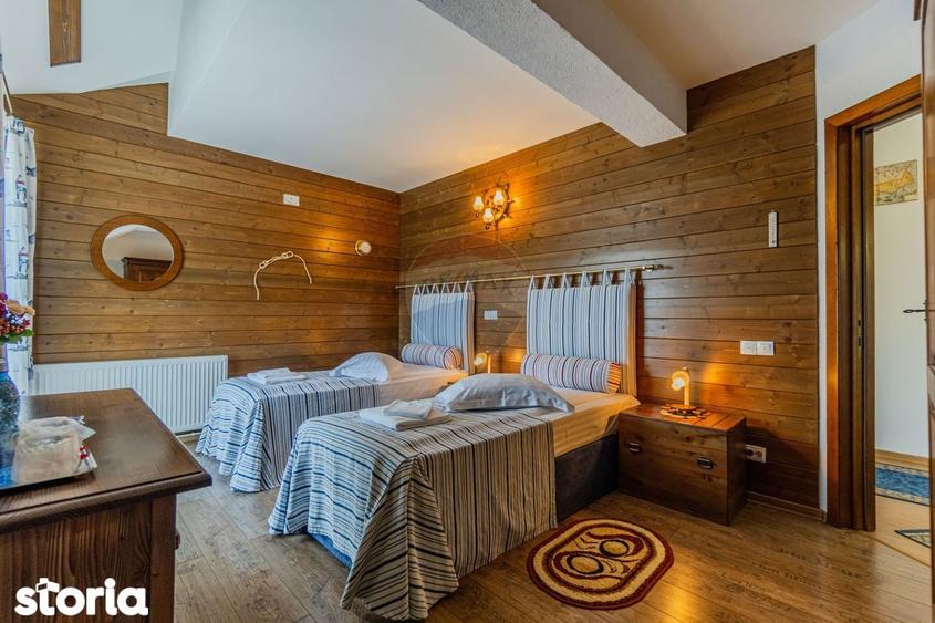 Casă cu 7 camere cu Teren 1004 Mp în Central