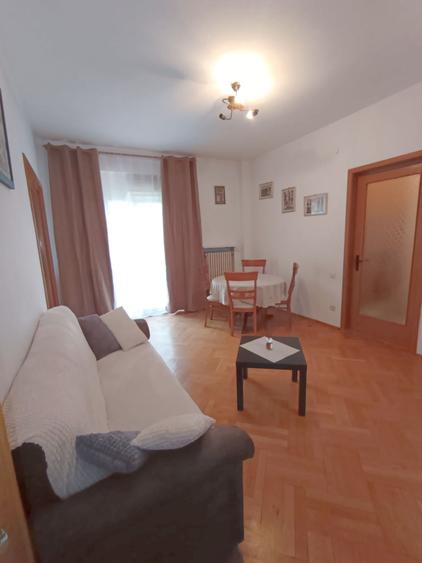 Apartament cu 4 camere semidecomandat, mobilat în Armeneasca