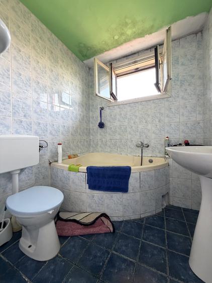 Casă individuală cu 6 camere cu Canalizare în Ghiroda