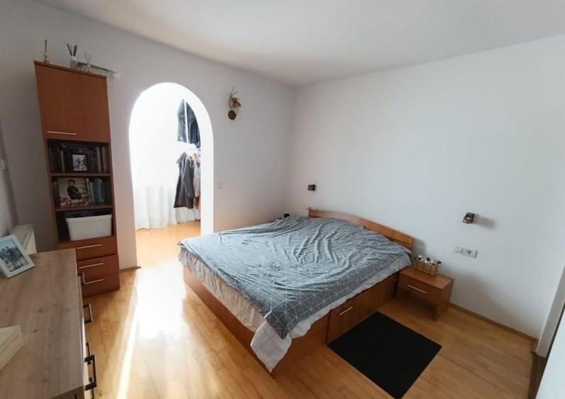 Apartament cu 3 camere decomandat, mobilat în Central