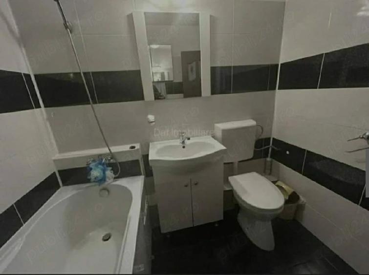 Apartament cu 3 camere semidecomandat în Berceni