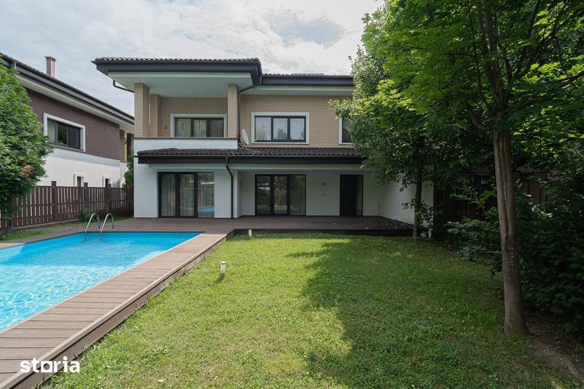 Casă cu 10 camere cu Teren 500 Mp în Central