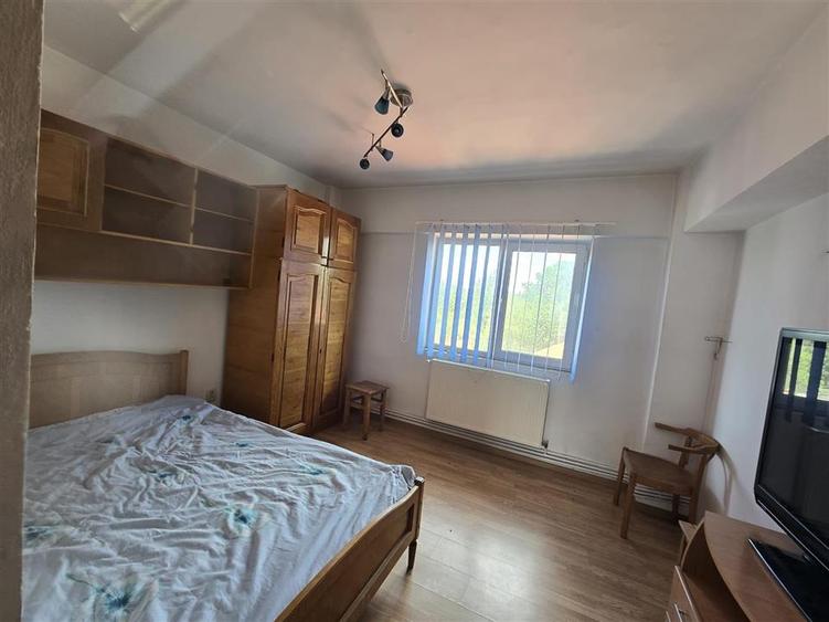 Apartament cu 3 camere decomandat, mobilat în Central