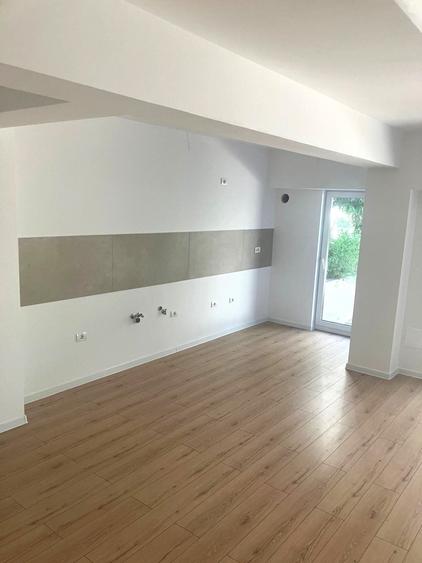 Apartament cu 3 camere semidecomandat în Colentina