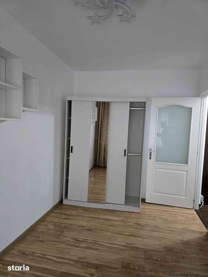 Apartament cu 3 camere în Podu Roș
