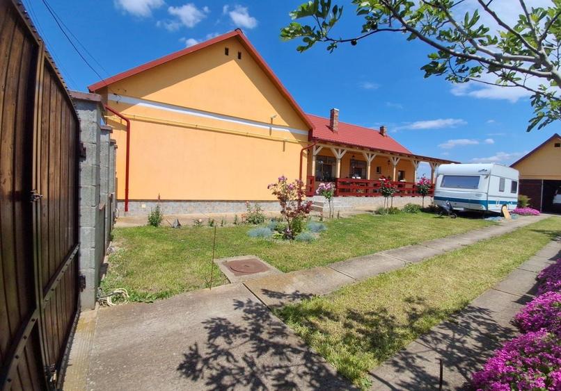 Casă cu 4 camere în Exterior Vest
