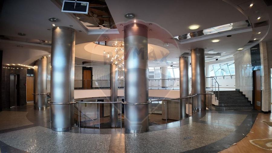 Spatiu comercial de inchiriat 455 mp, str Piata Revolutiei - 16