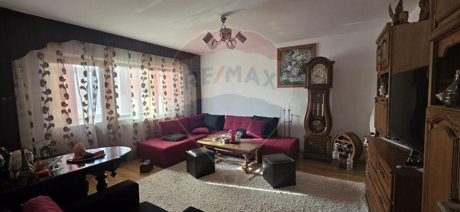 Apartament cu 3 camere de vanzare in Micro 6 – locatie excelenta - 1