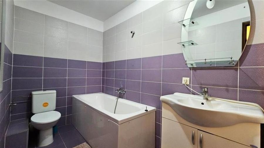 Apartament cu 3 camere semidecomandat, mobilat în Central