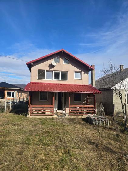 Casa cu etaj la vanzare - 1