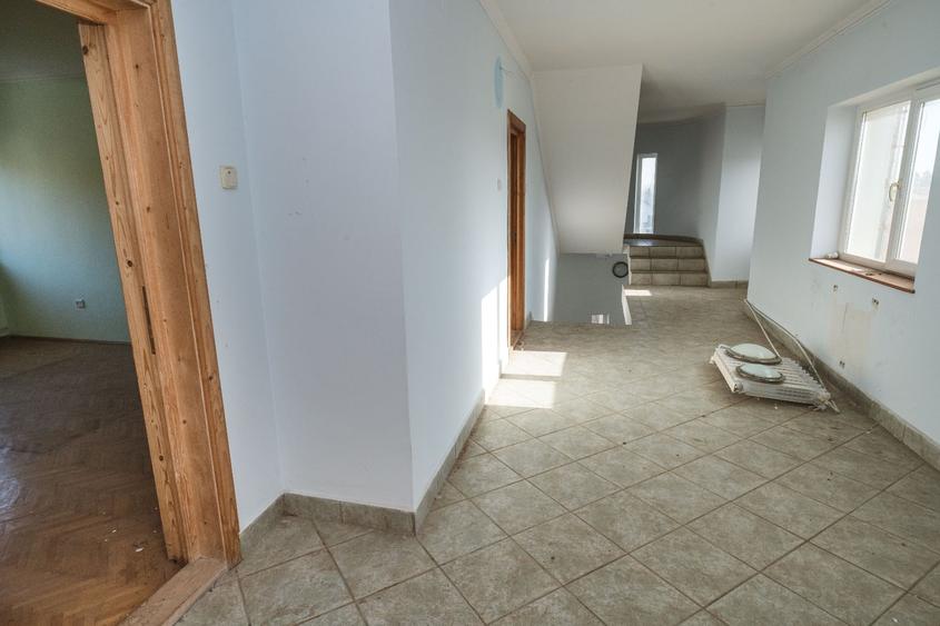 Oportunitate Exclusivă de Investiție în Câmpina Muscel Vila 12+ camere 750 mp - 16