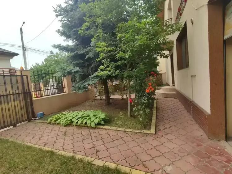 Casă cu 5 camere cu Canalizare în Central