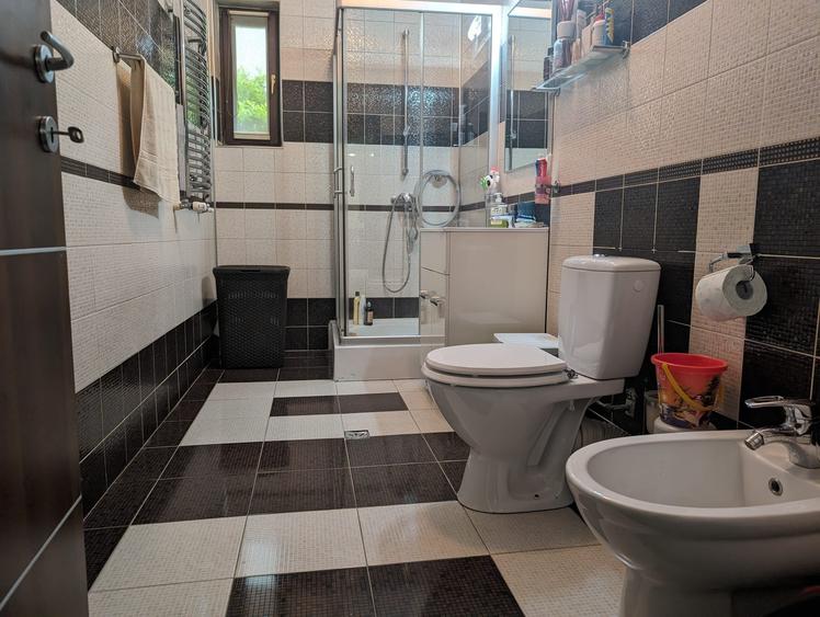 Eleganta si generoasa,robusta,str.linistita,sens unic,curte verde,intimitate,lux - 7