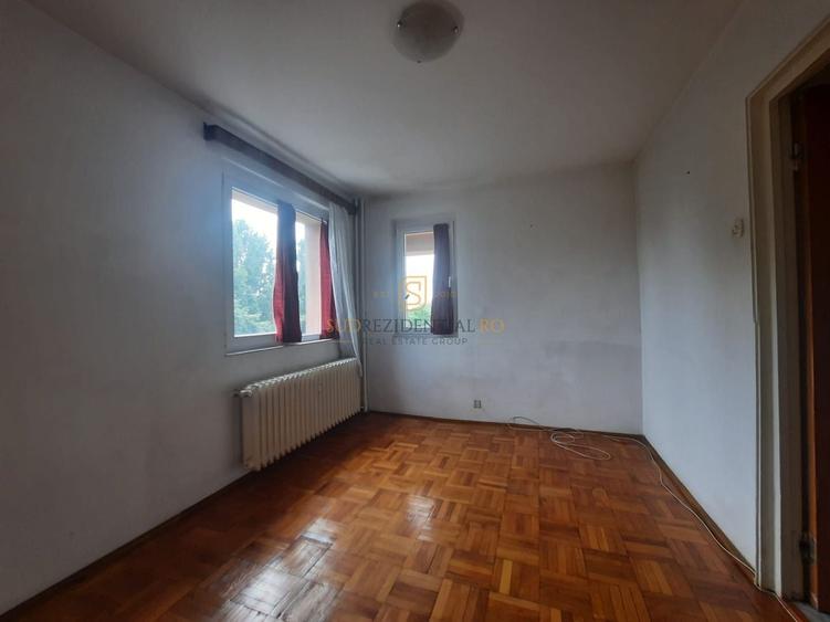 Apartament cu 3 camere semidecomandat în Berceni