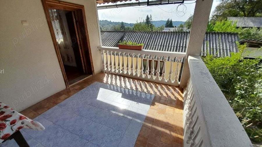 Bezdead doua case pe acela?i teren in centrul ora?ului