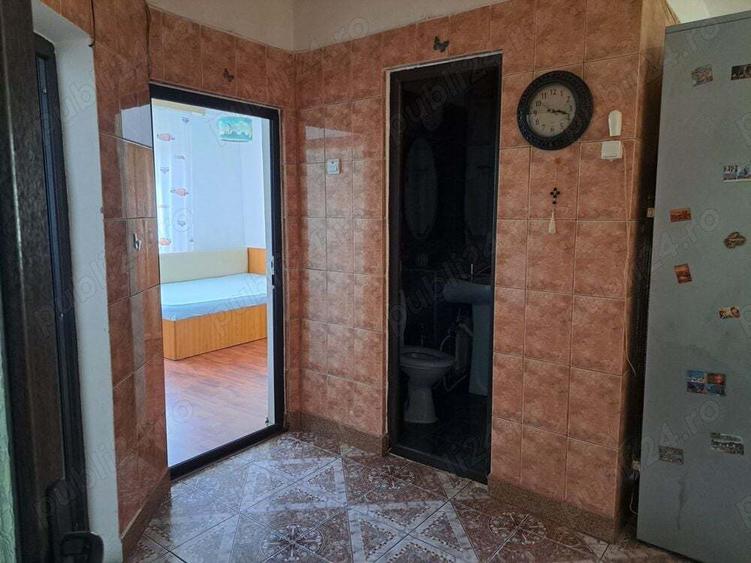 Inchiriez apartament trei camere peste strada de Catedrala Noua ,Scoala c nr 3 - 3