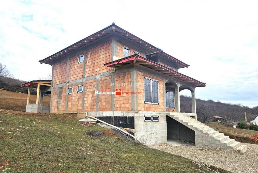 CASA LA ROSU CU PANORAMA INCREDIBLIA SI TEREN GENEROS IN ZON CASA LA ROSU CU PANORAMA INCREDIBLIA SI TEREN GENEROS IN ZON