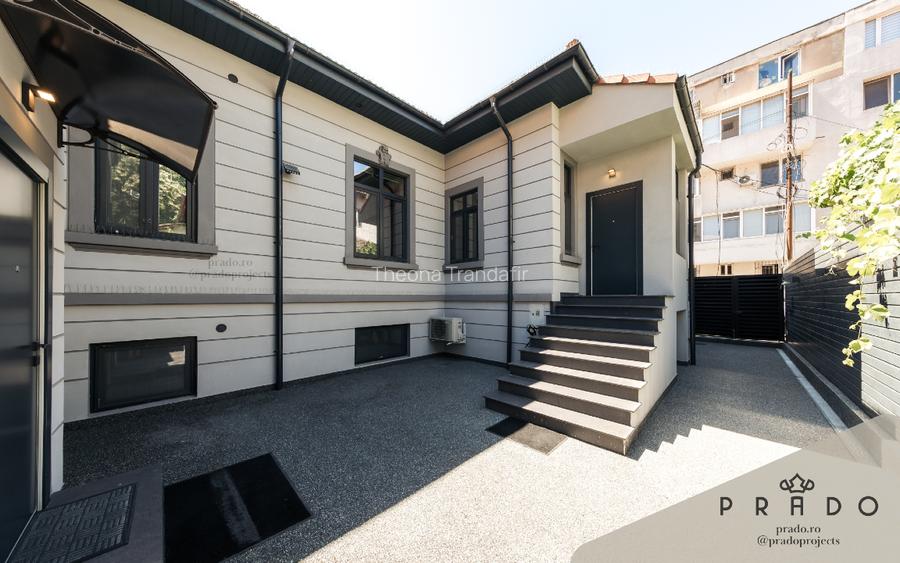 Casă contemporană, complet renovată, cu două corpuri și curte - Centru