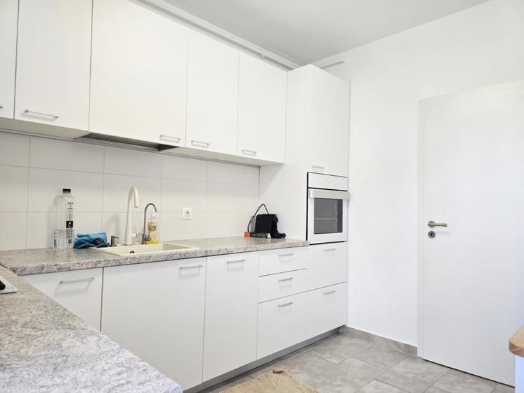 Apartament cu 3 camere semidecomandat, mobilat în Otopeni