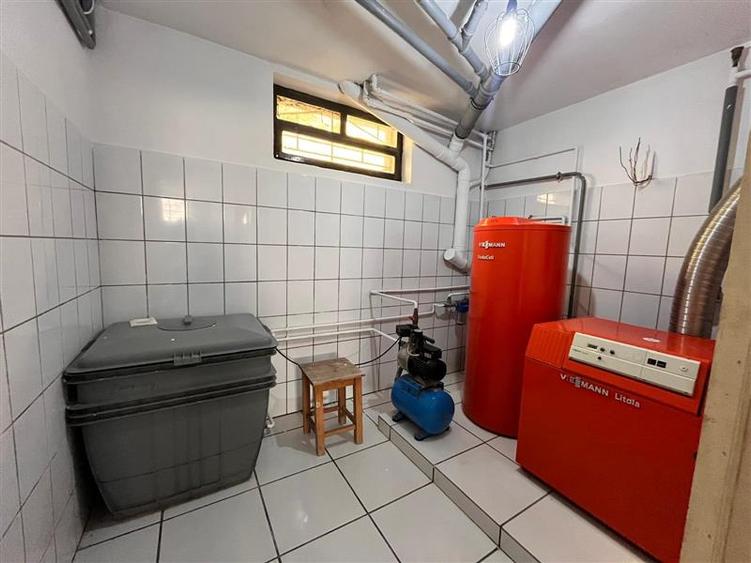 Casă cu 7 camere cu Canalizare în Central