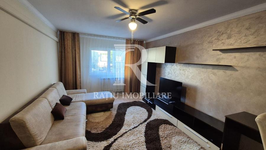 Apartament cu 3 camere decomandat, mobilat în Nufărul
