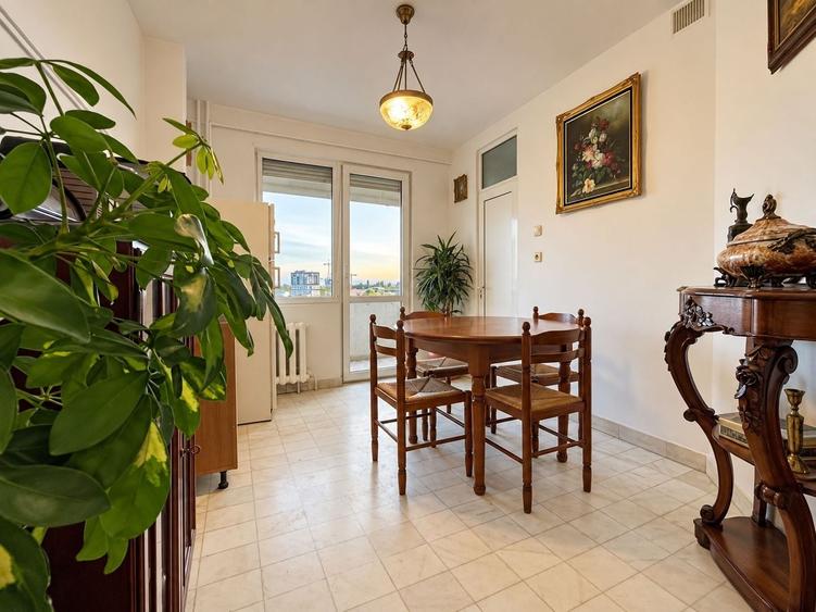 Apartament cu 3 camere decomandat, mobilat în Central