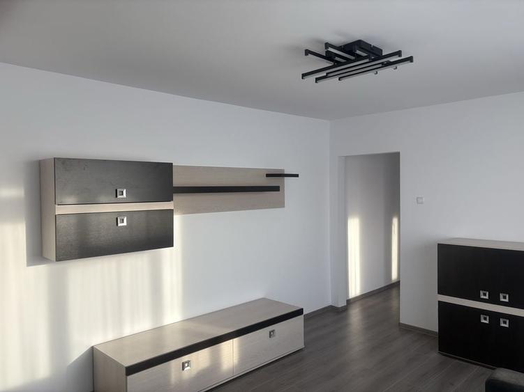 Apartament cu 3 camere decomandat în Exterior Vest