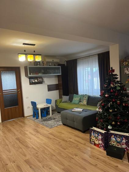 Apartament cu 3 camere decomandat în Est
