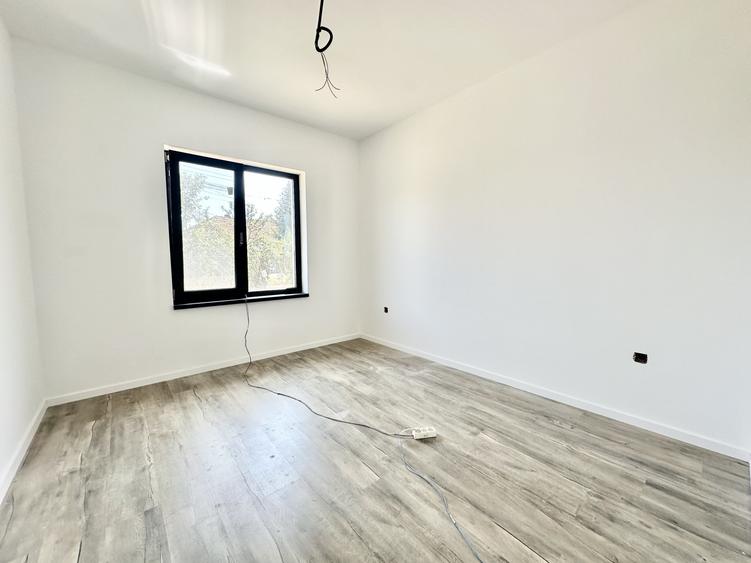 Duplex cu 3 camere cu Canalizare în Albina