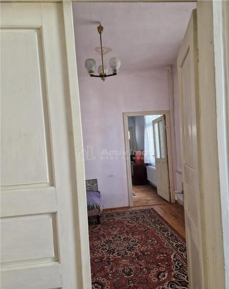 Casa pe sol, teren 241 mp, pretabila - spatiu comercial, loc - 2