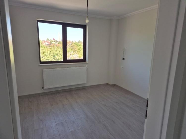 Spre v&acirc;nzare apartament spatios, cu 2 camere, decomandat, bloc nou, etajul 2 - 2