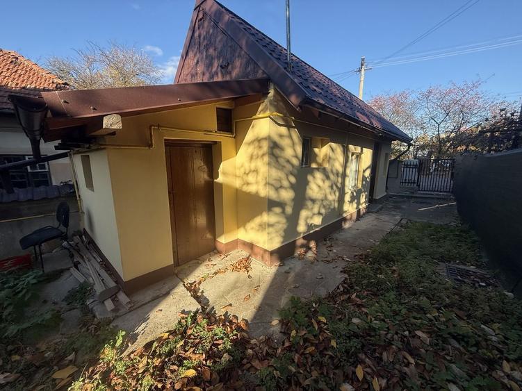 2 corpuri de Casă renovate + teren 125 mp Campina - 4