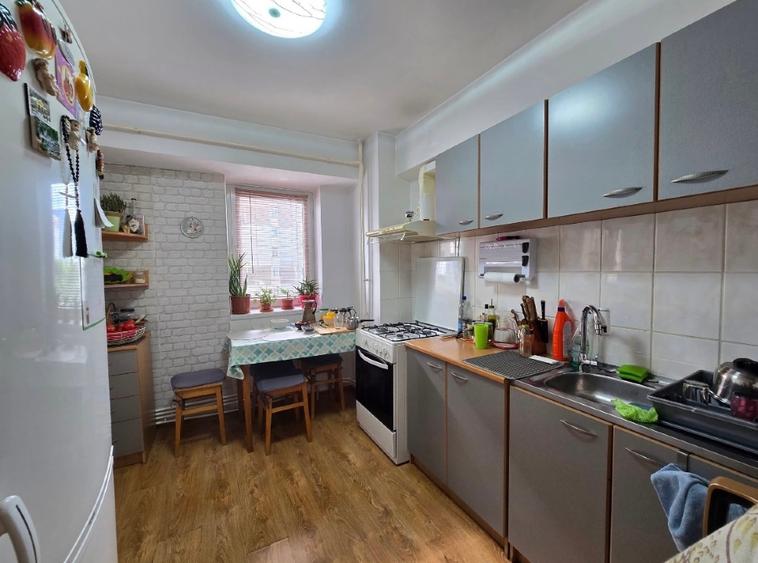 Proprietar, vând apartament spațios, 64 mp, 2 camere, decomandat  - 4