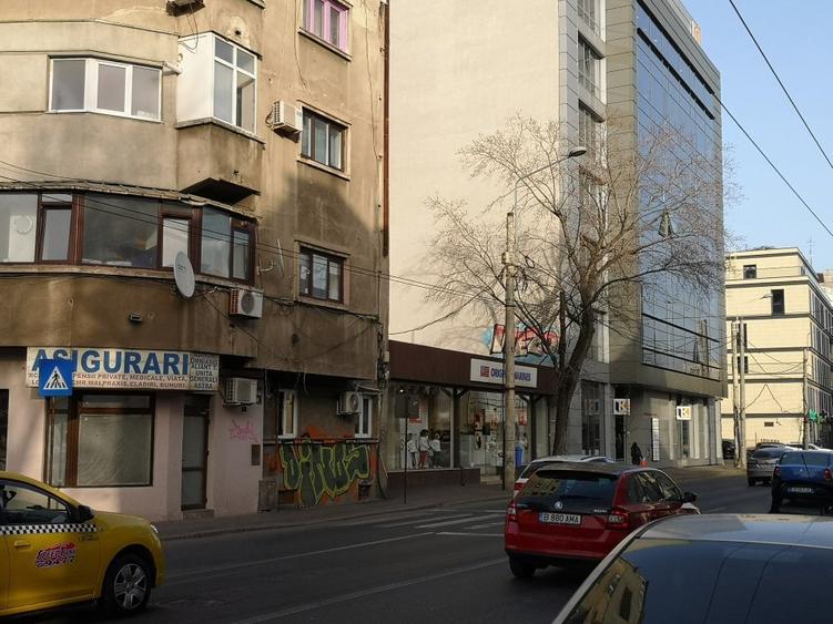 Dacia Bd., la trecerea de pietoni, pe colt, langa Statia de Salvare Bucuresti - 3