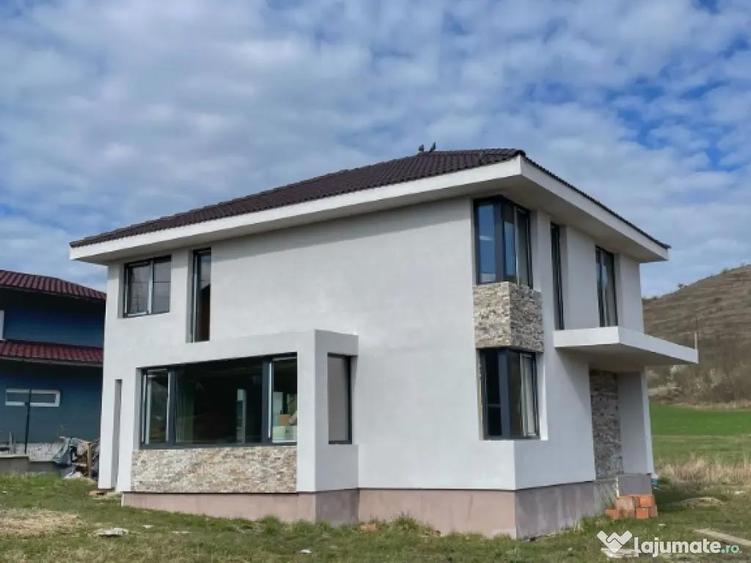 Casa de vanzare la intrare in Corpadea la drumul na?ional - 5