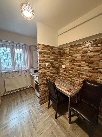 Inchiriem apartament cu 2 camere in zona Micro 20 (stradal), etaj 3, pret 400 E - 13