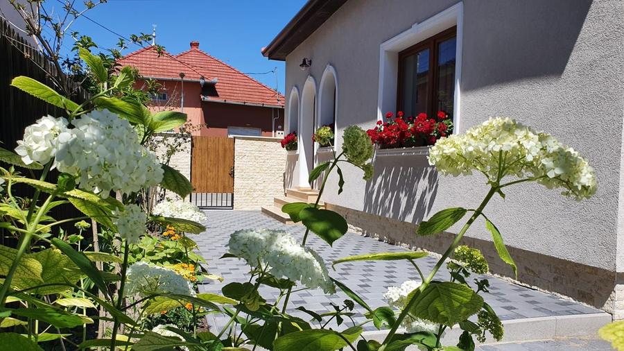 Inchiriez casa 3 camere in zona istorica - 1