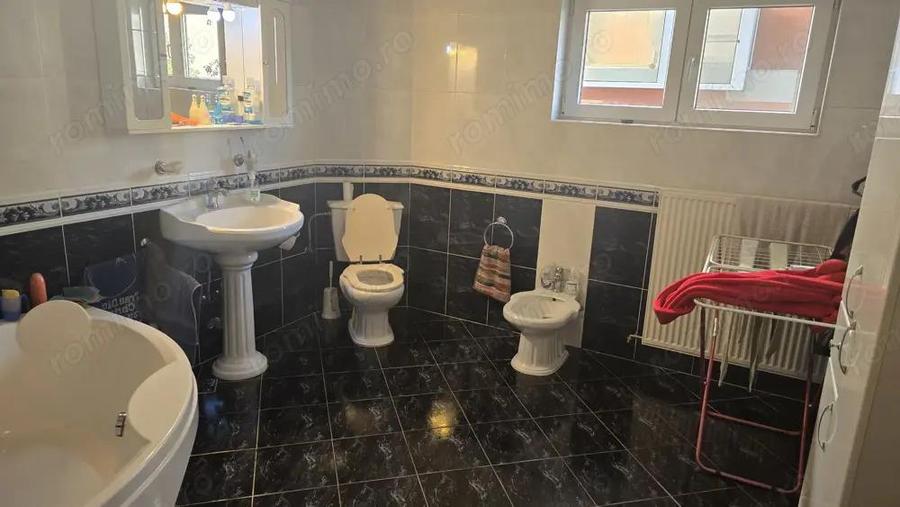 Vand proprietate in Deva. zona Ceangai, compusa din 2 case de locuit, constructii din anul 2003 - 8