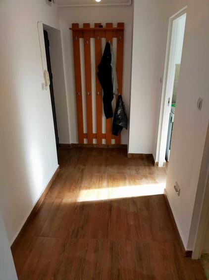 Vand sau schimb apartament 2 camere etaj 3 , str. constructorilor Turda - 8