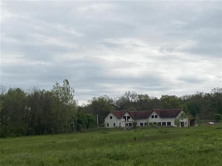 Oportunitate investitie | Teren 10 000 mp cu constructie de 530 mp la 10 km de V - 1