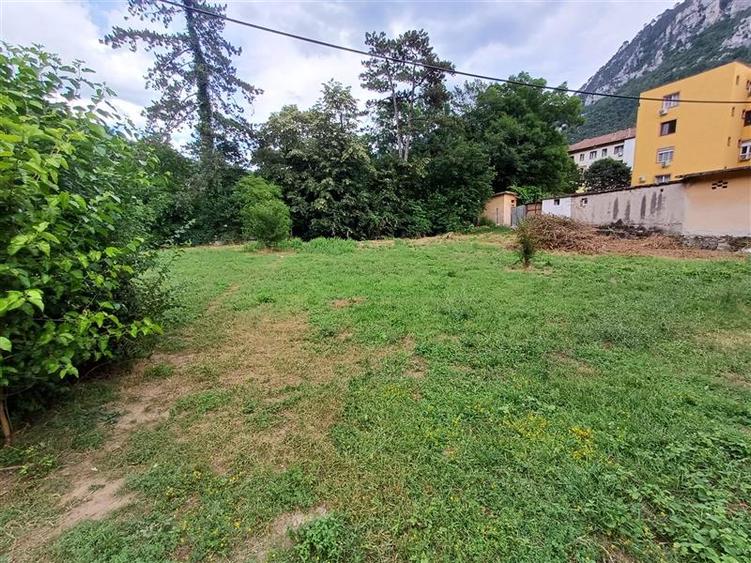 Casă individuală cu 4 camere cu Teren 3204 Mp în Central