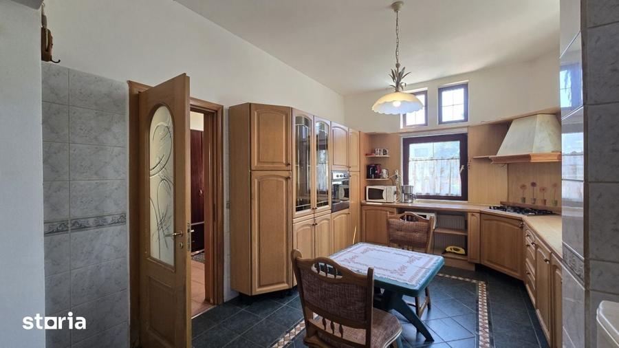 Casă cu 9 camere cu Teren 540 Mp în Central