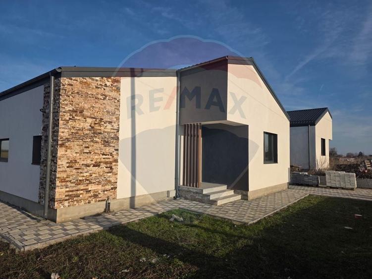 Casă cu 4 camere cu Teren 560 Mp în Balotești